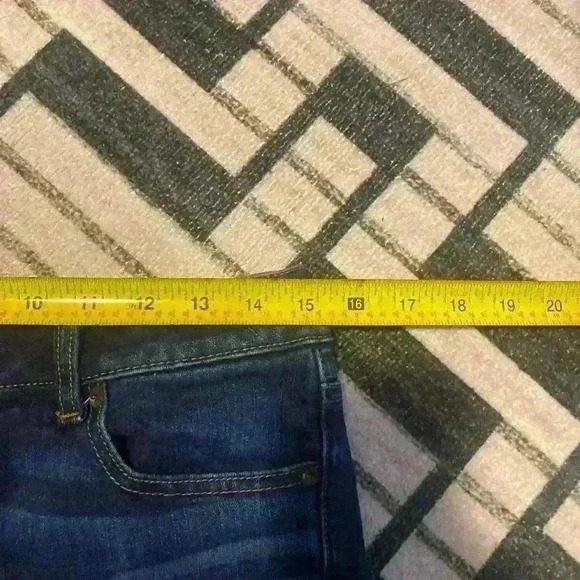 American Eagle Women’s Dark wash midi shorts size 8, 360 super stretch - Picture 10 of 10